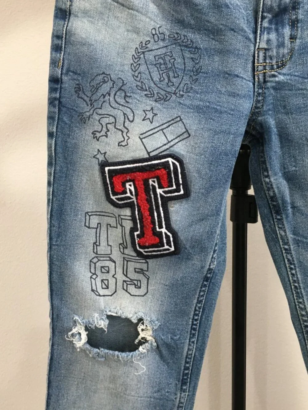 TOMMY HILFIGER Distressed Cut Step Hem Adj Waist Distressed Applique Logo Jeans